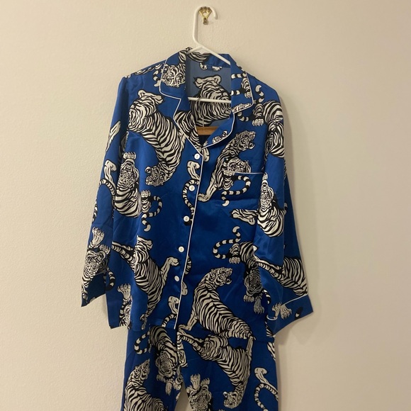 Slip into soft Blue Tiger Print Pajama SET 100 percent silk. - Picture 3 of 7